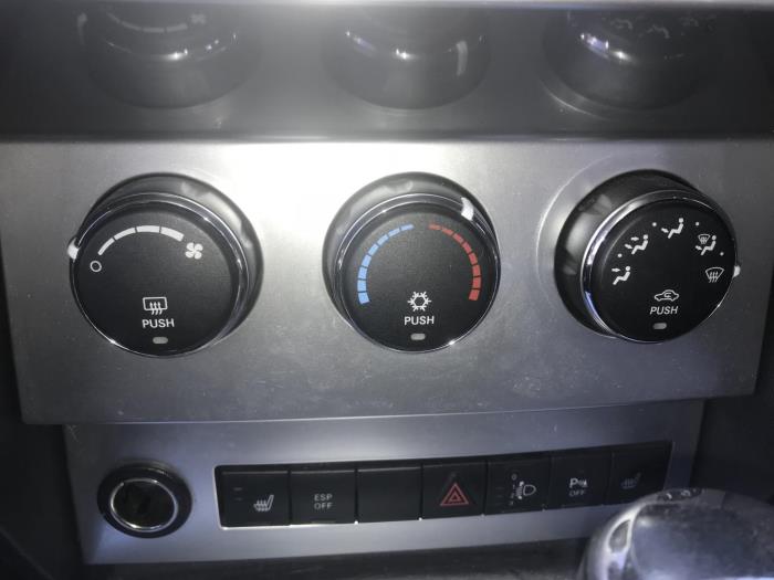 Panel de control de calefacción de un Dodge Nitro 2.8 CRD 16V 4x4 2009