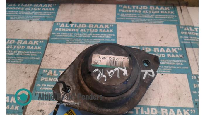 Used Engine mount Mercedes R (W251) 3.0 320 CDI 24V 4-Matic Price on request offered by "Altijd Raak" Penders