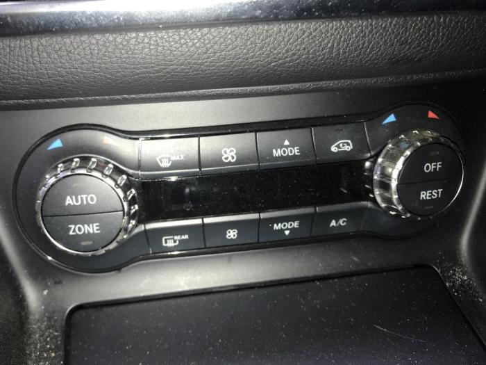 Air conditioning control panel from a Mercedes-Benz GLA (156.9) 2.0 45 AMG Turbo 16V 2015