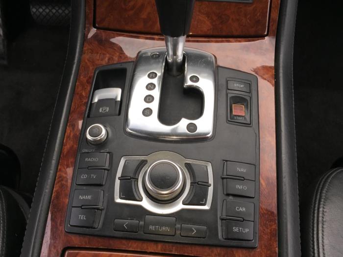 Navigation system from a Audi A8 (D3) 4.0 TDI V8 32V Quattro 2003