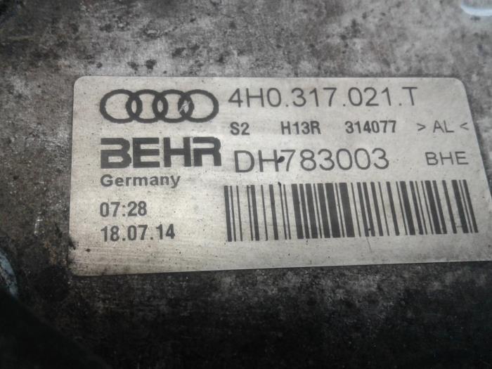 Refroidisseur d'huile d'un Audi A8 (D4) 4.2 TDI V8 32V Quattro 2015