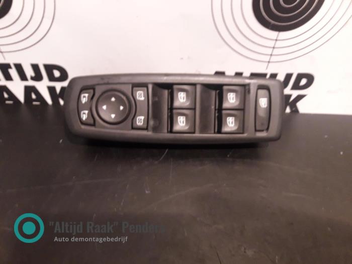 Usados Interruptor combinado de ventanillas Renault Megane III Grandtour (KZ) 1.5 dCi 110 Precio de solicitud ofrecido por "Altijd Raak" Penders