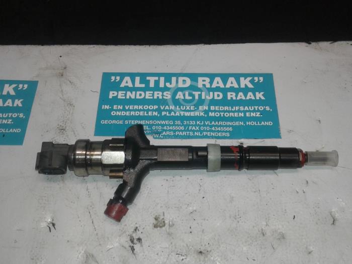 Injector (diesel) from a Toyota Avensis (T25/B1B) 2.0 16V D-4D 115 2004