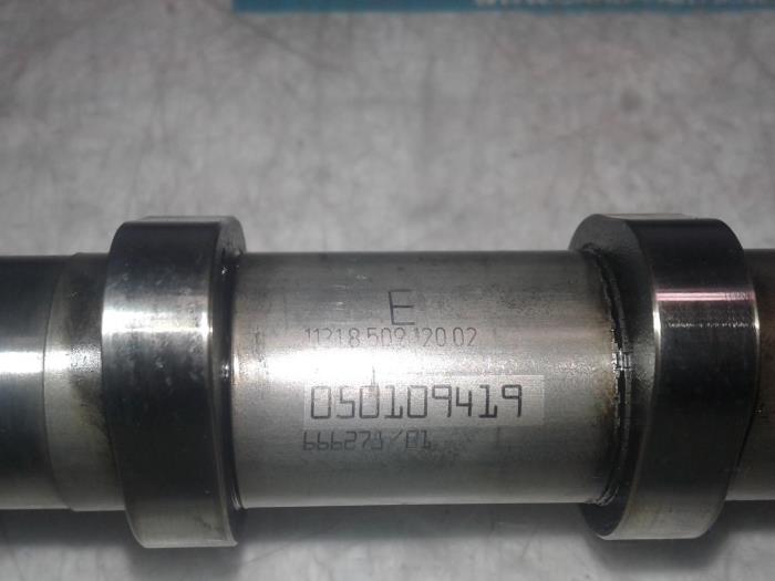 Camshaft from a BMW 5 serie (F10) 530d 24V 2010