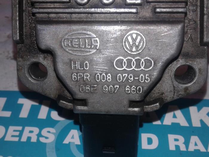 Capteur de niveau d'huile d'un Audi A6 Avant (C6) 2.4 V6 24V 2006