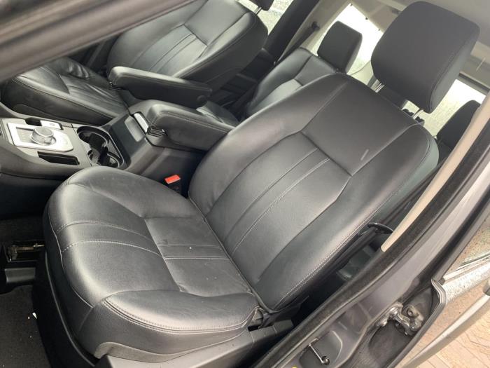 Seat, left from a Land Rover Discovery IV (LAS) 3.0 TD V6 24V 2015