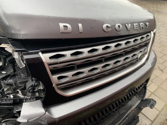 Grille from a Land Rover Discovery IV (LAS) 3.0 TD V6 24V 2015