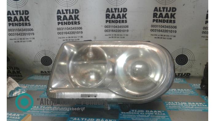 Używane Reflektor lewy Chrysler 300 C Cena na żądanie oferowane przez "Altijd Raak" Penders