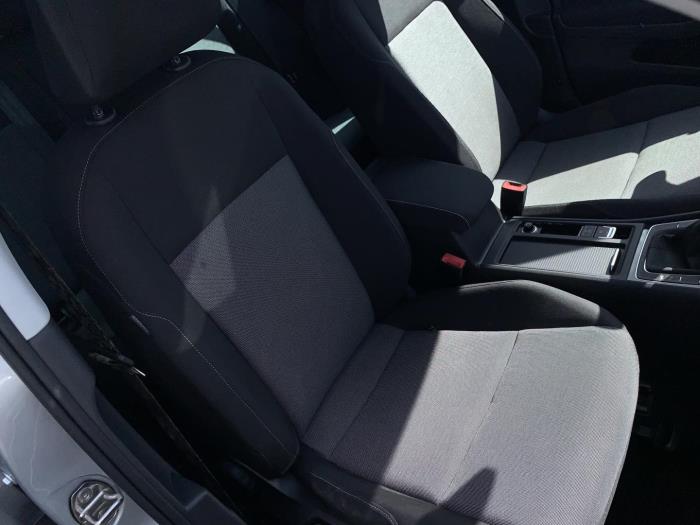 Asiento derecha de un Volkswagen Golf VII (AUA) 1.2 TSI BlueMotion 16V 2015