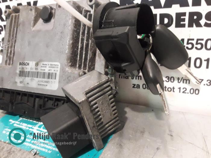 Ignition lock + computer from a Opel Vivaro 2004