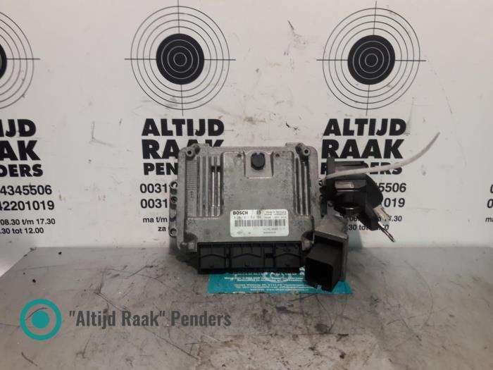 Used Ignition lock + computer Opel Vivaro Price on request offered by "Altijd Raak" Penders