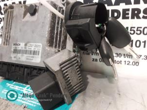 Ignition lock + computer from a Opel Vivaro 2004