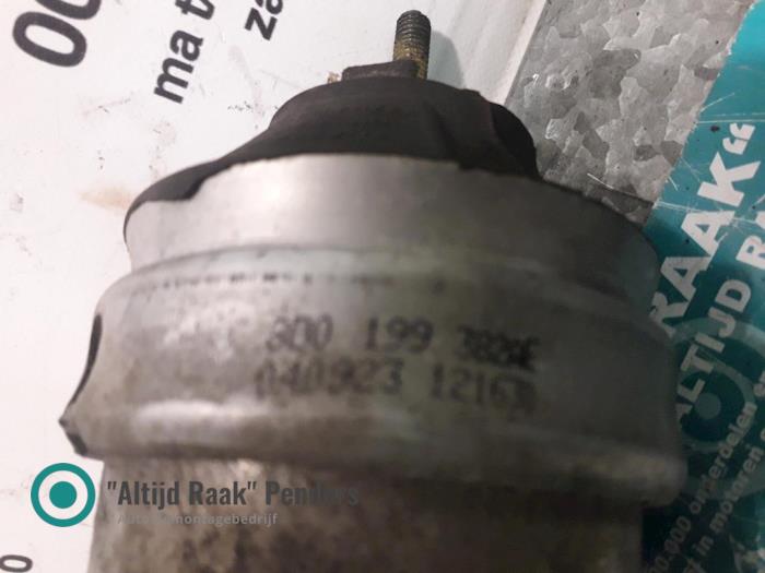 Engine mount from a Audi A6 (C5) 1.9 TDI 130 2005