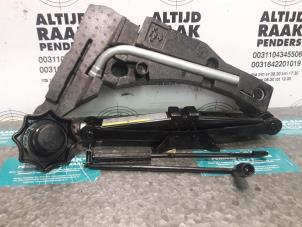 Used Jackkit + spare wheel Volkswagen Golf VII (AUA) 1.4 TSI 16V Price on request offered by "Altijd Raak" Penders