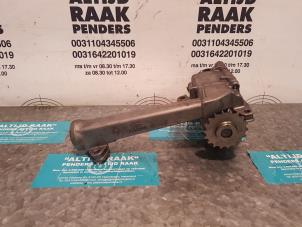 Used Oil pump Mercedes S (W220) 4.0 S-400 CDI V8 32V Price on request offered by "Altijd Raak" Penders
