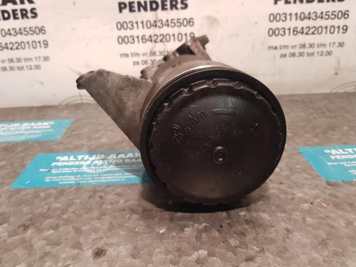 Oil filter housing from a Renault Trafic New (JL) 2.5 dCi 16V 145 2008