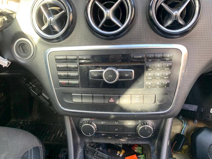 Ecran intérieur d'un Mercedes-Benz A (W176) 1.5 A-180 CDI, A-180d 16V 2013