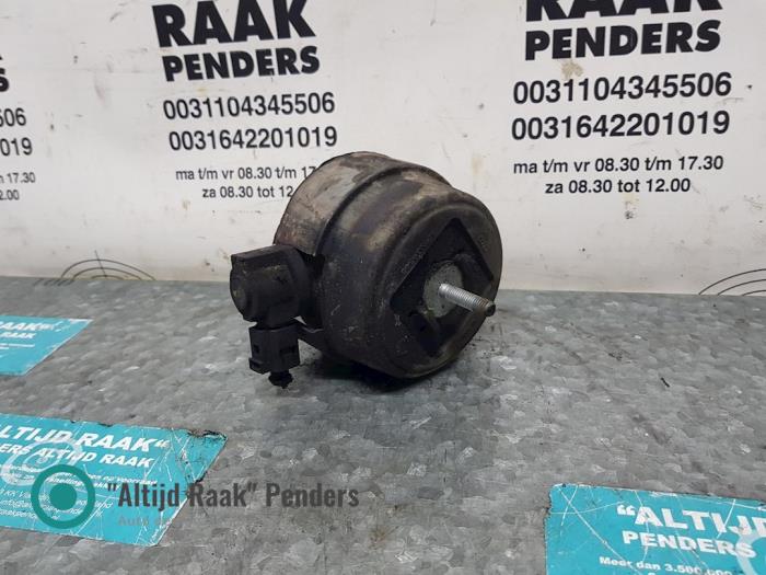 Used Engine mount Audi A4 Avant Quattro (B6) 2.5 TDI V6 24V Price on request offered by "Altijd Raak" Penders