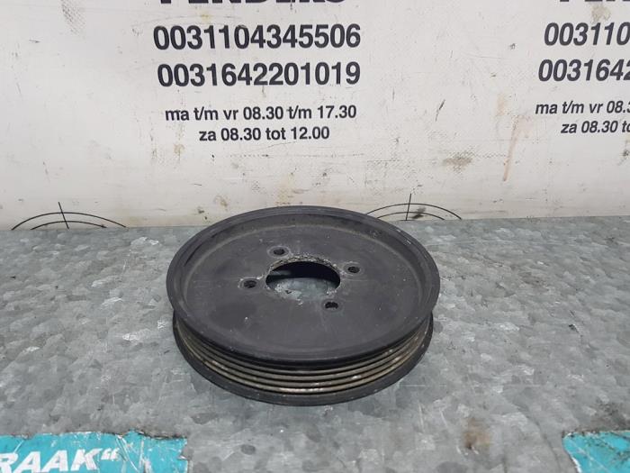 Power steering pump pulley from a BMW 5 serie (E60) M5 V-10 40V LHD 2005