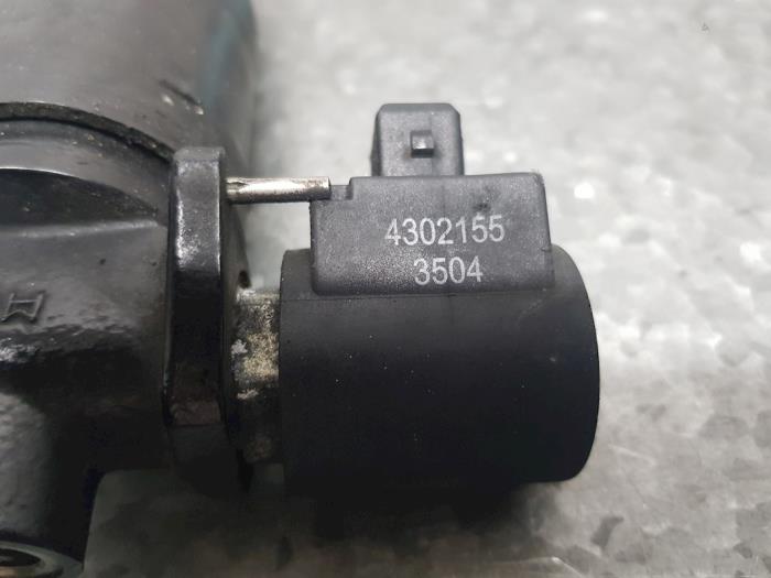 Sensor de presión de aceite de un BMW 5 serie (E60) M5 V-10 40V LHD 2005
