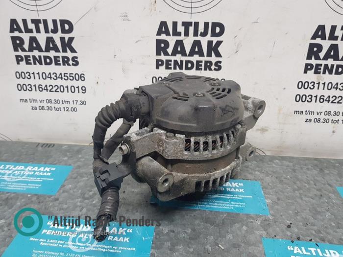 Dynamo van een Toyota Avensis Wagon (T25/B1E) 2.0 16V D-4D 2007