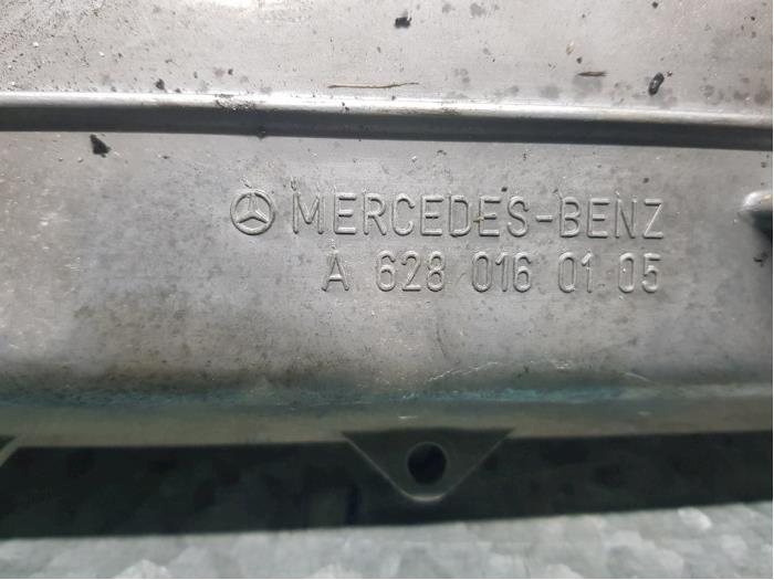 Rocker cover from a Mercedes-Benz ML I (163) 400 4.0 CDI V8 32V 2004