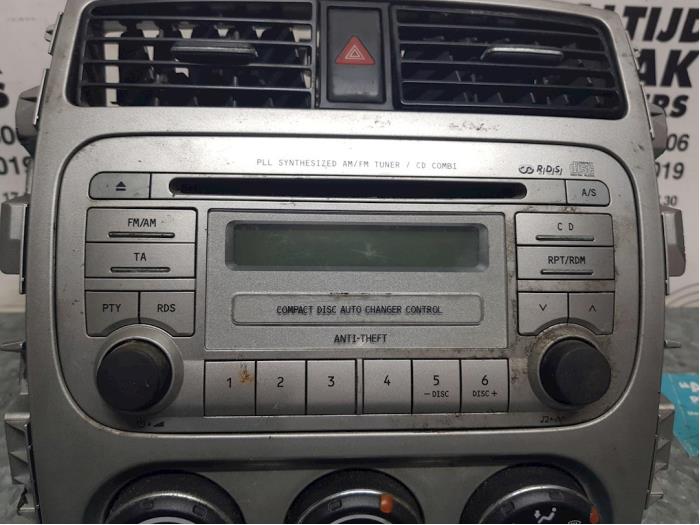 Radio/CD Spieler (sonstige) van een Suzuki Liana (ERA/ERB/RH4) 1.6 MPi 16V 4x4 2006