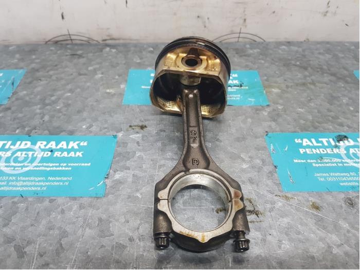Connecting rod from a Smart Fortwo Coupé (451.3) 1.0 45 KW 2008