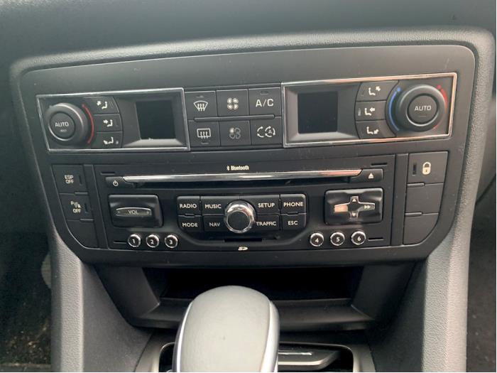 Navigation system from a Citroën C5 III Tourer (RW) 2.0 HDiF 16V 160 2010
