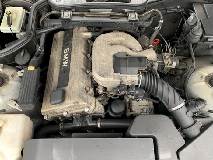Motor van een BMW Z3 Roadster (E36/7) 1.9 16V 1999