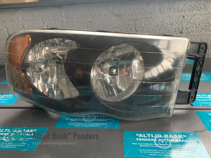 Używane Reflektor prawy Dodge Ram Van 2.5 CRD 16V Cena na żądanie oferowane przez "Altijd Raak" Penders