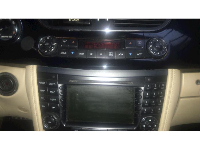 Air conditioning control panel from a Mercedes-Benz CLS (C219) 500 5.0 V8 24V 2005