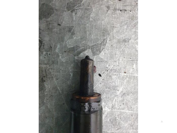 Injector (diesel) from a Volvo V40 (MV) 1.6 D2 2013