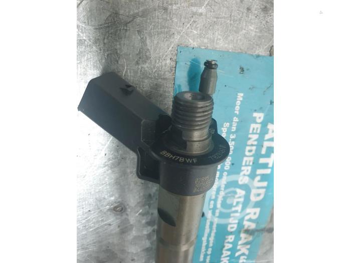 Injector (diesel) from a BMW X3 (F25) xDrive35d 24V 2015