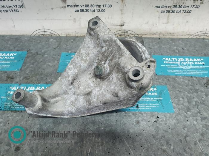 Used Engine mount Audi A8 (D2) 4.2 V8 40V Quattro Price on request offered by "Altijd Raak" Penders