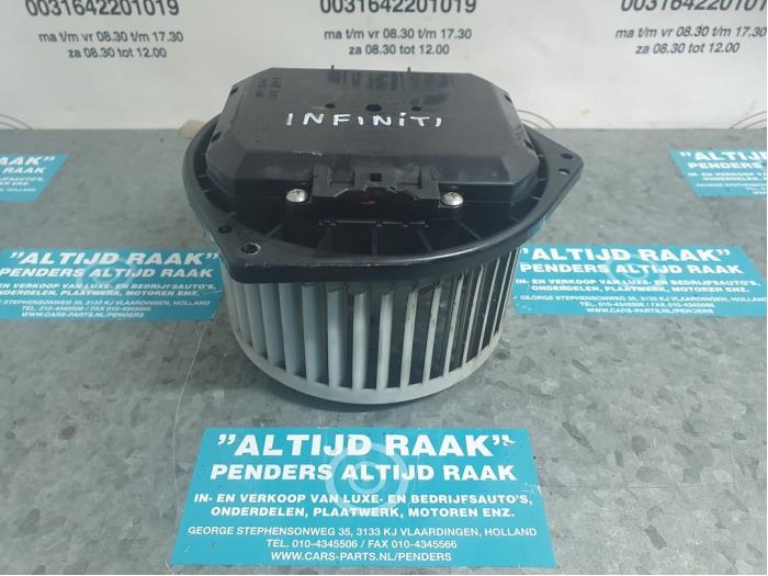Heating and ventilation fan motor from a Infiniti FX (S51) 30D 3.0 V6 24V AWD 2013