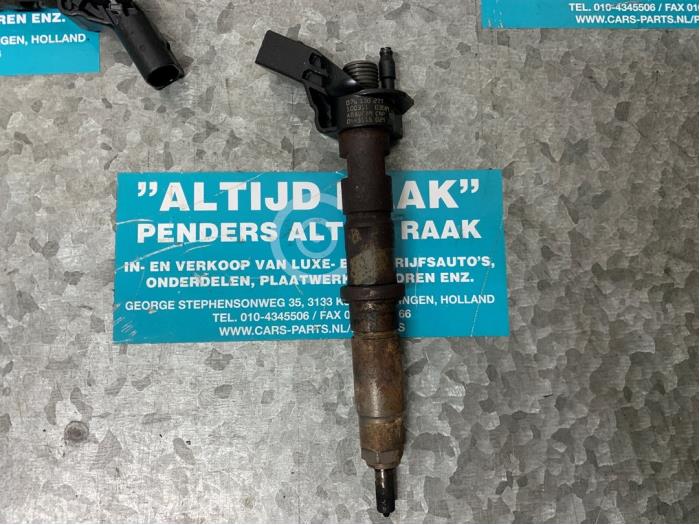Injector (diesel) from a Mercedes-Benz Sprinter 3,5t (906.73) 316 CDI 16V 2011