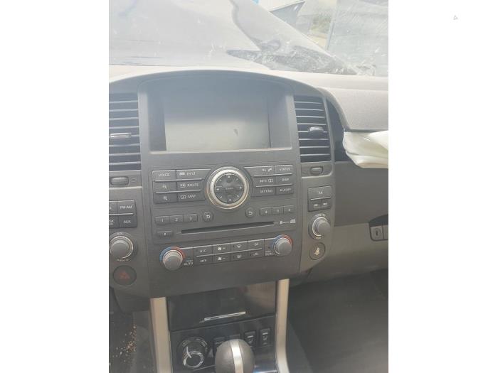 Radio CD player from a Nissan Pathfinder (R51) 3.0 dCi 24V 4x4 2012
