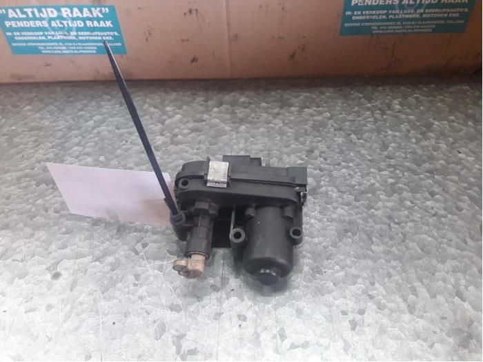 Intake manifold actuator from a Opel Insignia Country Tourer 2.0 CDTI 16V 130 ecoFLEX 2011