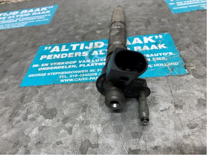 Injector (diesel) from a BMW X3 (F25) xDrive35d 24V 2015