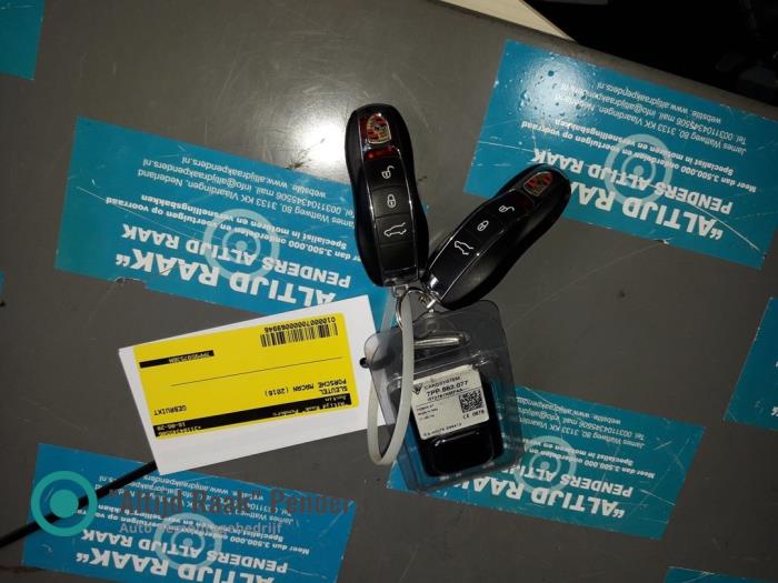Używane Klucz Porsche Macan (95B) Cena na żądanie oferowane przez "Altijd Raak" Penders
