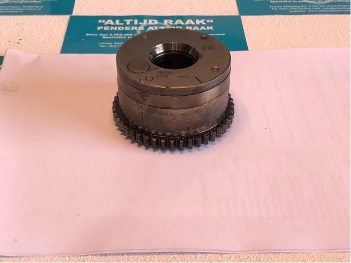 Camshaft adjuster from a Nissan X-Trail (T30) 2.0 16V 4x2 2006