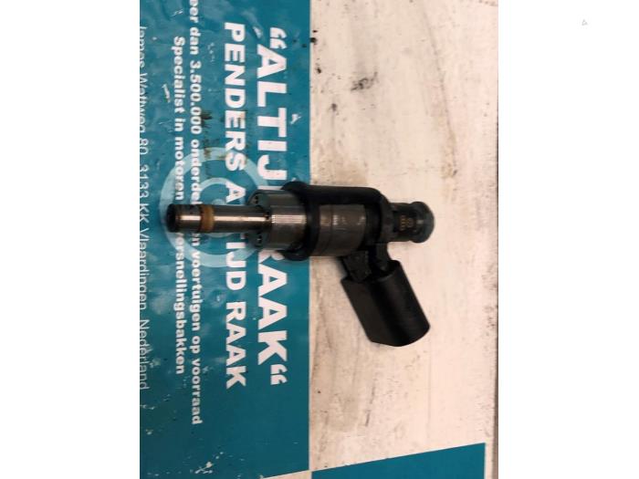 Injector (petrol injection) from a Volkswagen Eos (1F7/F8) 2.0 TFSI 16V 2006