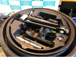 Used Jackkit + spare wheel Mercedes ML II (164/4JG) Price on request offered by "Altijd Raak" Penders