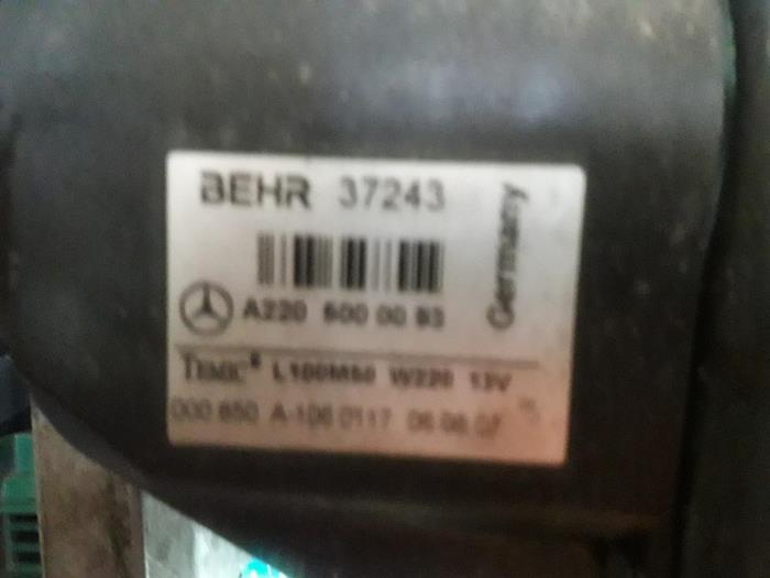 Motor de aleta de refrigeración de un Mercedes-Benz S (W220) 5.0 S-500 V8 24V 2000