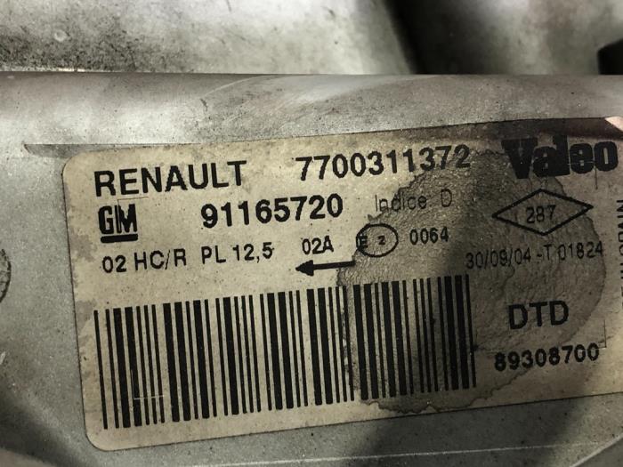 Optique avant principal droit d'un Renault Trafic New (JL) 1.9 dCi 82 16V 2004