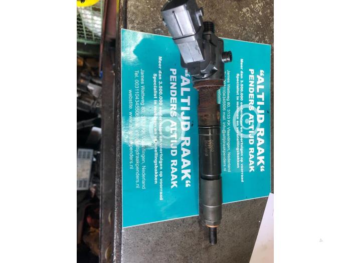 Injector (diesel) from a Volvo V60 I (FW/GW) 2.0 D2 16V 2016