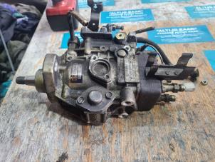 Used Mechanical fuel pump Mitsubishi L-300 (P..) 2.5D Price on request offered by "Altijd Raak" Penders