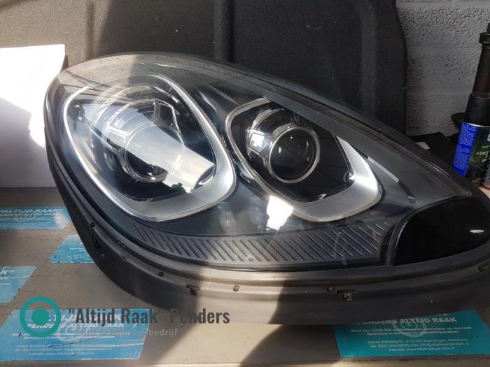 Używane Reflektor prawy Porsche Macan Cena na żądanie oferowane przez "Altijd Raak" Penders