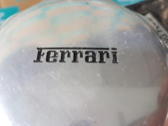 Réservoir d'huile direction assistée d'un Ferrari 456 456 GT/GTA 48V